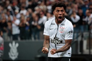 Kazim marca gol que deixa o Corinthians muito perto do título