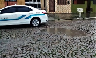 PORTO : Motoristas reclamam de uma “cratera” na Xavier Ferreira