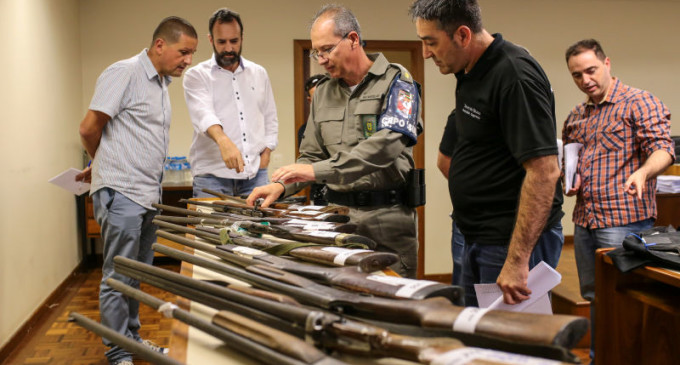 INICIATIVA HISTÓRICA : Judiciário oferece armas em doação para a Segurança
