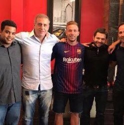 Arthur tem lesão no tornozelo e fica fora do mundial: foto com camisa do Barcelona gera polêmica