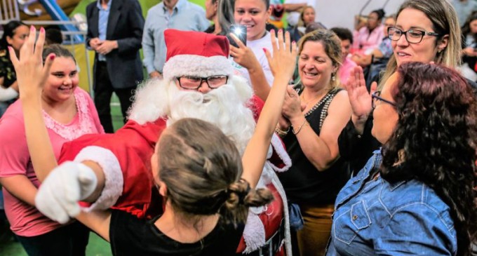 ABRIGOS : Crianças ganham festa de Natal