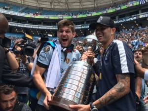 Kennemann e Luan carregam taça de campeão da Libertadores: festa gigante na comemoração do título