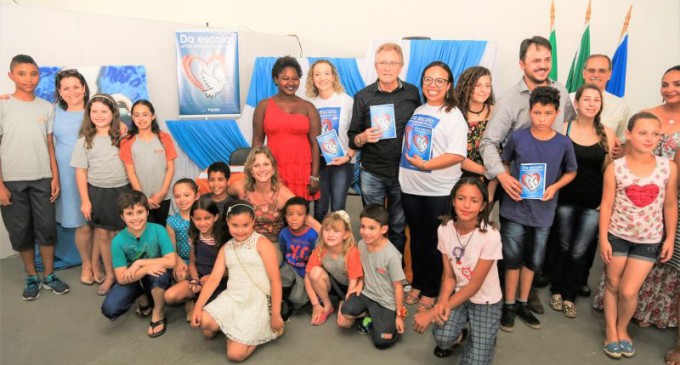 REDE MUNICIPAL : Alunos lançam livro sobre paz