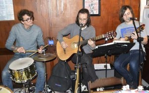 Baterista César Gularte, violonista Bruno Soares e Lucas Torres no cavaquinho