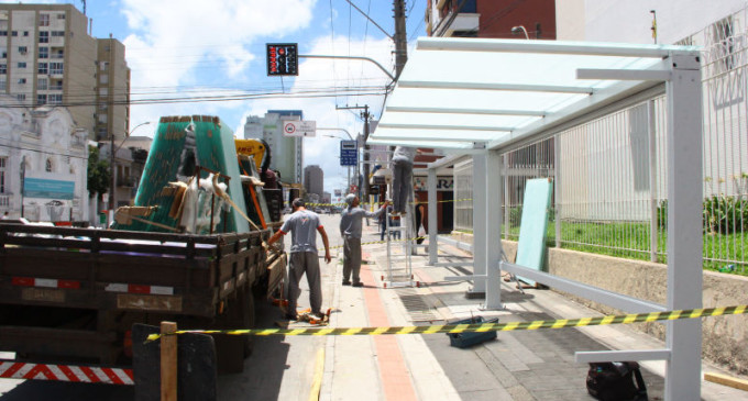 Abrigos de ônibus da Osório começam a ganhar vidros