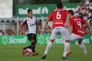 Alisson Farias tentou por diversas vezes superar o goleiro Jonatas