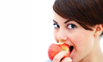 Conheça os alimentos que mais mancham os dentes