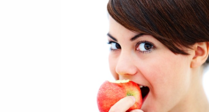 Conheça os alimentos que mais mancham os dentes