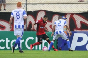 Alisson Farias é cercado por dois adversários: oportunista marcou o gol da vitória contra o Cruzeiro em Gravataí Foto: Carlos Insaurriaga/Assessoria GEB