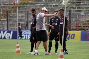 Clemer indica rumo do gol aos atacantes no treino anterior à viagem para Ijuí: Brasil busca manter 100% no Gauchão