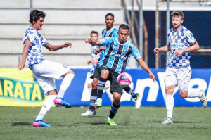 Jean Pyerre entre Bruno Jesus e Everton Alemão: São José põe pressão em cima dos titulares do Grêmio Foto: Lucas Uebel/Grêmio 