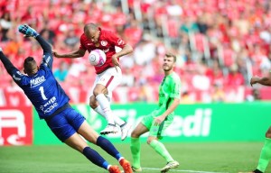 Roger cabeceia em cima do goleiro Rodrigo, que deixa a bola passar Foto: Ricardo Duarte/Internacional 