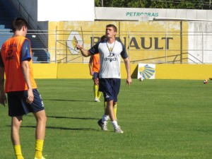 Thiago Gomes começa a fase de treinos táticos para promover escolhas dos titulares em cada função no time Jessé Krügger/AI ECP