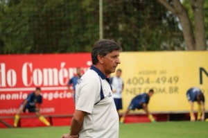 Paulo Porto observa equipe