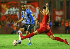 Maicon volta a encarar os argentinos: Grêmio e Independiente decidem título da Recopa 