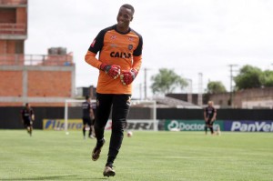 Carlos Eduardo irá substituir Pitol no jogo com o Passo Fundo