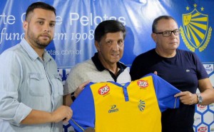 Paulo Porto – entre Rafael Farias e Neca: retorno à Boca do Lobo para recolocar O Pelotas na primeira divisão Foto: Tales Leal/AI ECP 
