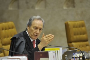 MINISTRO Ricardo Lewandowski submeterá a decisão aos demais ministros da corte. 