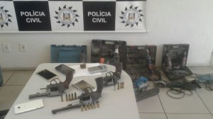 TRÊS armas, droga e balança de precisão foram apreendidas Foto:Divulgação/Polícia Civil 