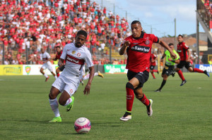 Calyson parte para cima de Ruan: expulsão do lateral do Inter mudou panorama da partida Foto; Jonathan Silva/Assessoria GEB  