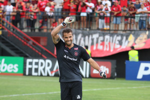 Pitol comemora o quarto jogo sem sofrer gol: sempre fazendo grandes defesas, como no chute de Roger Foto: Jonathan Silva/Assessoria GEB  