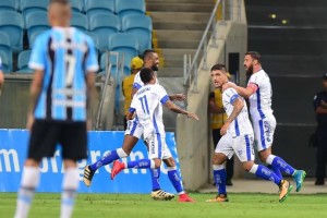 Kayron comemora com Kozlowski: Cruzeiro surpreende na Arena