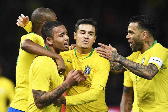 Gabriel Jesus é abraçado por Coutinho e Daniel Alves: atacante marcou o gol na vitória contra a Alemanha