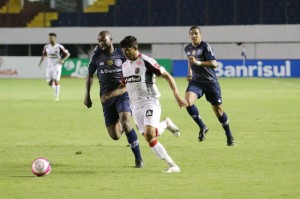 Léo Bahia segue no time