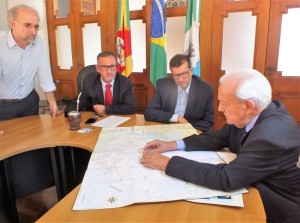 VEREADORES Marcus Cunha e Marcola e o prefeito de Rio Grande, Alexandre Lindenmeyer, acompanham a proposta de Irajá Rodrigues 