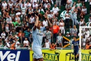 Jael se aproveita de falha de Matheus Cavichiolli e marca o primeiro gol do Grêmio na vitória contra o Juventude