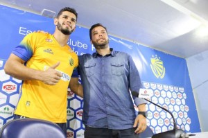 REFORÇO que vem do Cruzeiro, ao lado do diretor Rafael Farias FOTO: Tales Leal | AI ECP 