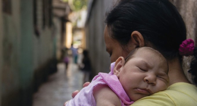 Mães de bebês com microcefalia não recebem tratamento adequado após dois anos da crise do Zika Vírus