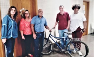 Foro de Pelotas faz doação de bicicleta para APAC