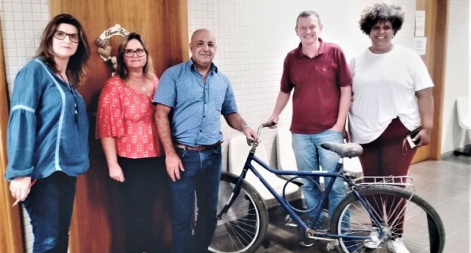 Foro de Pelotas faz doação de bicicleta para APAC
