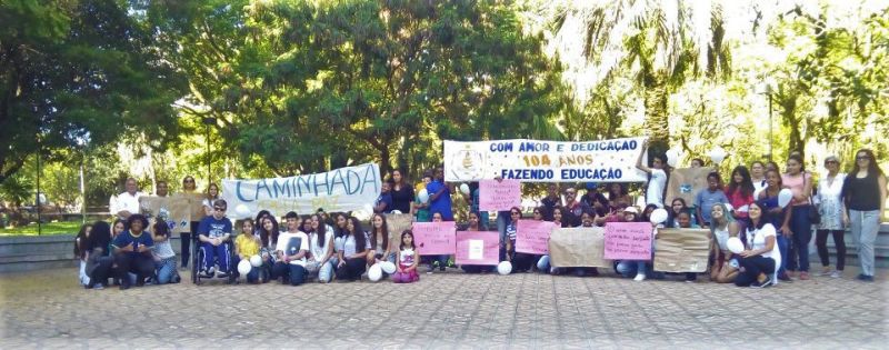 COMUNIDADE escolar levou faixas na manifestação