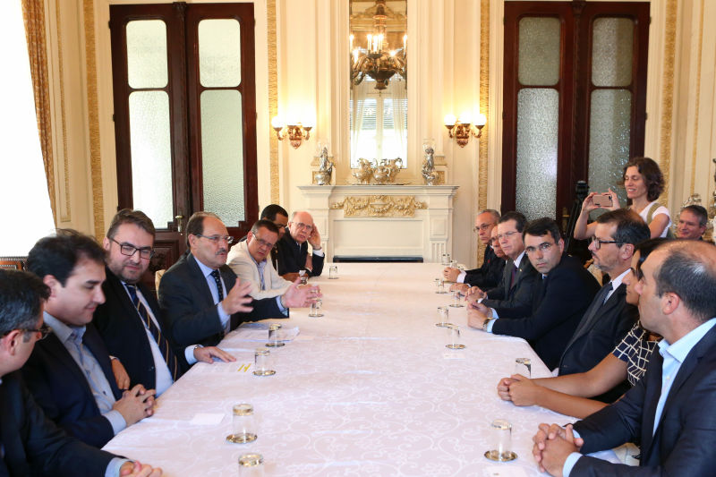 GOVERNADOR Sartori e lideranças da Região Sul, durante encontro na Capital