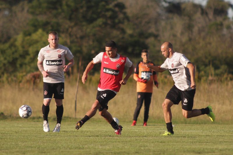 Itaqui treina normalmente e aparece como opção para compor o meio-campo contra o Avaí em Florianópolis Foto: Carlos Insaurriaga/Assessoria GEB 