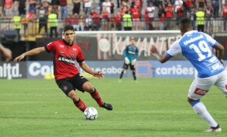 BRASIL : Clemer indica escalação de tripé de volantes em Florianópolis e Belém