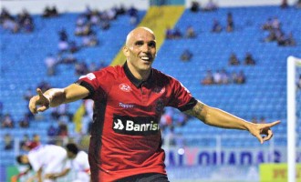 ARTILHEIRO INESPERADO : Sciola marca dois gols na Série B e fortalece ideia da troca de posição