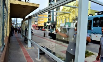 Rua General Osório ganha peças de mobiliário urbano