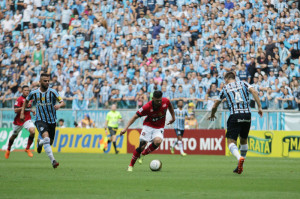 Lourency tenta driblar Kannemann: Brasil resistiu bem no primeiro tempo – até a “interferência” de Daronco -, mas sucumbiu na etapa final Foto: Jonathan Silva/Assessoria GEB  