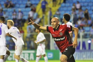 Eder Sciola vira artilheiro do Brasil: dois gols na Série B e presença surpreendente na área adversária Foto: Carlos Insaurriaga/Assessoria GEB 