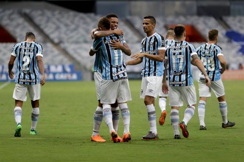 André abraça Everton na comemoração do gol da vitória na estreia Foto: Daniel Coelho/Agência PressDigital 