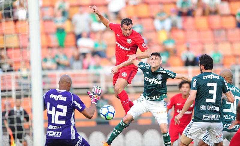 Damião salta alta na área do Palmeiras: centroavante entrou em campo no segundo e fez gol, mas não valeu Foto: Ricardo Duarte/Divulgação Inter 