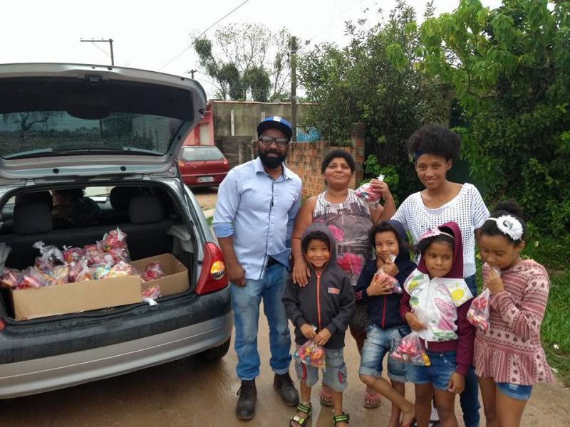 Serginho percorreu o bairro para presentear crianças e jovens 