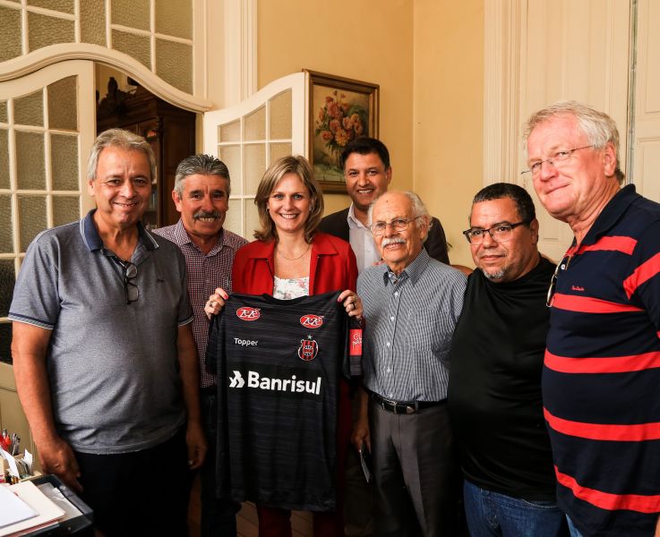 COMITIVA do clube apresentou esboço do novo projeto à prefeita Paula Mascarenhas