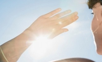 Expor acne ao sol não ajuda no tratamento e pode ser prejudicial
