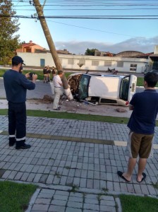 Automóvel colidiu em poste na JK