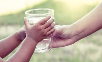 Crianças precisam criar hábito de beber água