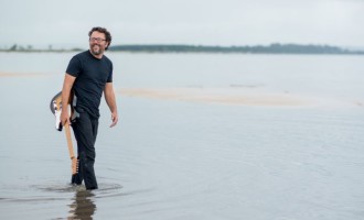 BAIXAR ARMAS: Espinho e flor no eterno agora